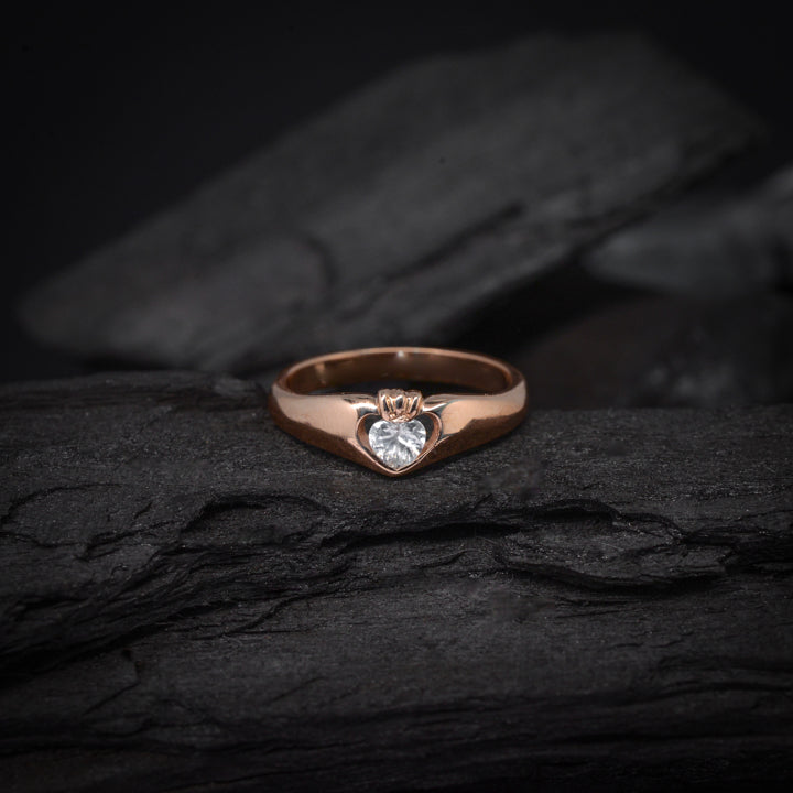 Anillo de compromiso con cristal elaborado en oro rosa de 14 kilates