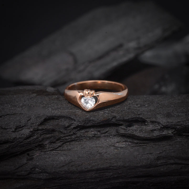 Anillo de compromiso con cristal elaborado en oro rosa de 14 kilates