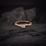Anillo de compromiso con diamante natural central de .30ct con certificación GIA elaborado en oro rosa de 14 kilates