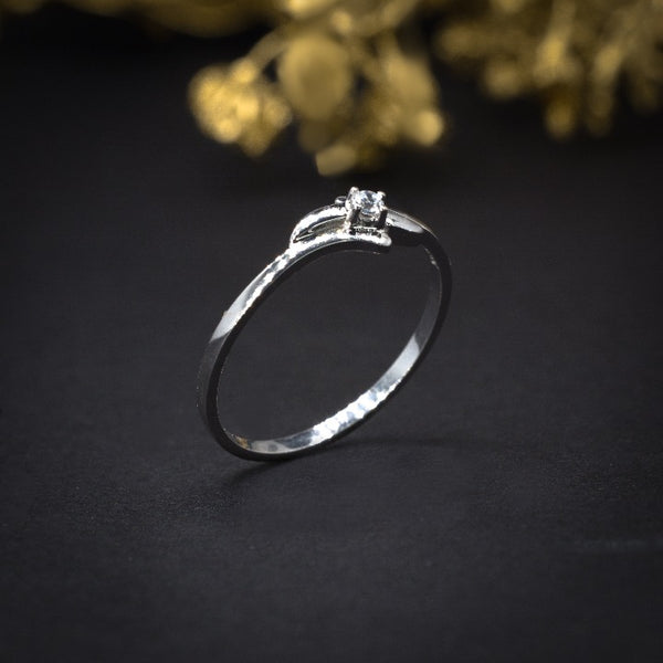 Anillo de compromiso con diamante natural .03ct elaborado en oro blanco de 14 kilates