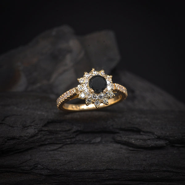 Anillo de compromiso con diamante negro natural central de .50ct y 44ct de diamantes naturales laterales oro amarillo de 14 kilates