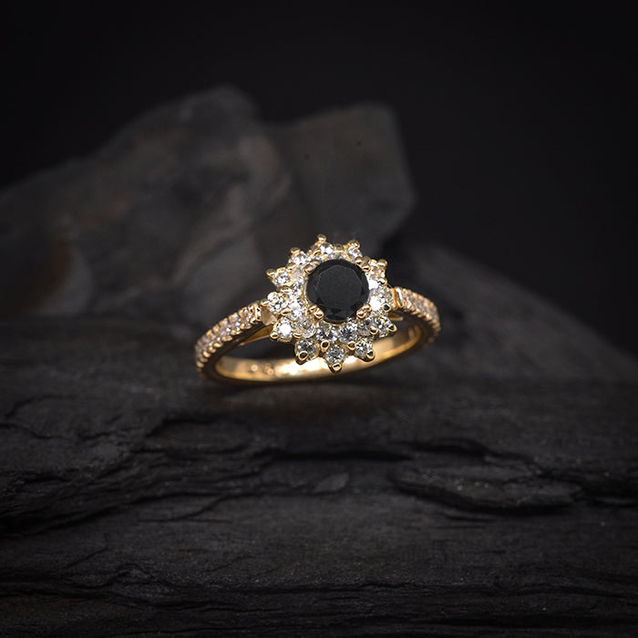 Anillo de compromiso con diamante negro natural de .50ct y 44ct de diamantes laterales oro amarillo de 14 kilates