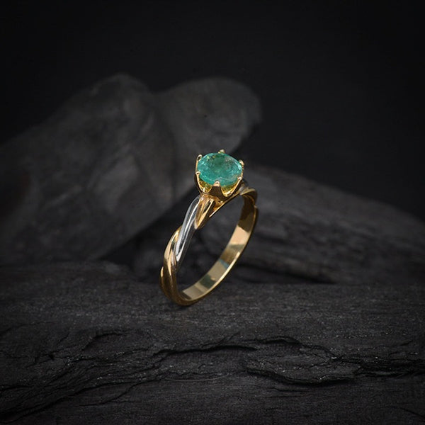 Anillo de compromiso con esmeralda natural realizado en oro amarillo y blanco de 14 kilates