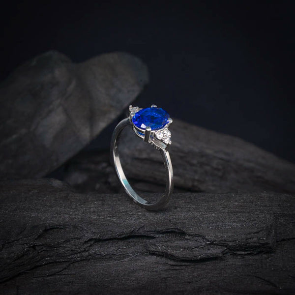 Anillo de compromiso con zafiro natural y 6 diamantes laterales elaborado en oro blanco de 14 kilates