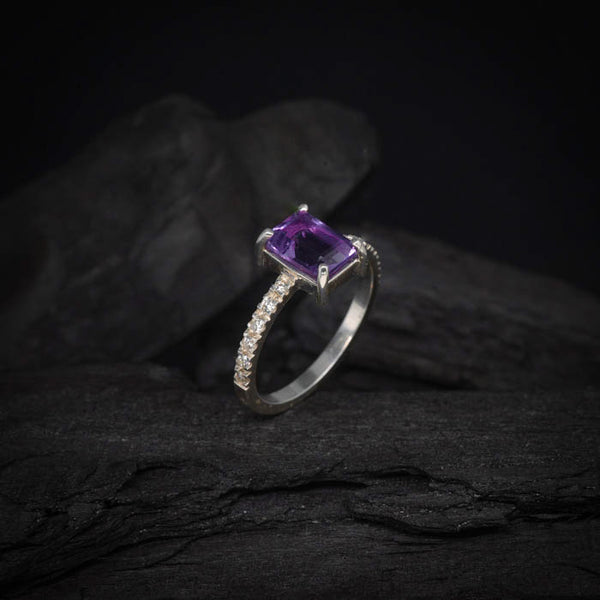 Anillo de compromiso con amatista natural y 12 diamantes laterales elaborado en oro blanco de 14 kilates