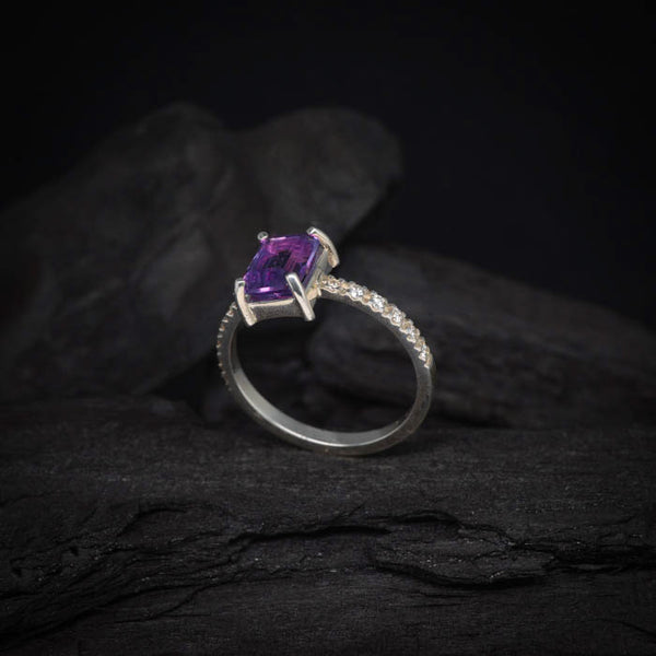 Anillo de compromiso con amatista natural y 12 diamantes laterales elaborado en oro blanco de 14 kilates