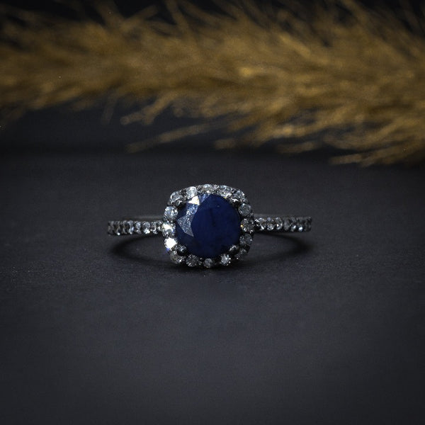 Anillo de compromiso con zafiro natural y 32 diamantes elaborado en oro de 14 kilates