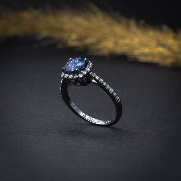 Anillo de compromiso con zafiro natural y 32 diamantes elaborado en oro de 14 kilates