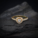 Anillo de compromiso con diamante natural de .30ct con certificación GIA y 34 diamantes laterales elaborado en oro amarillo de 14 kilates