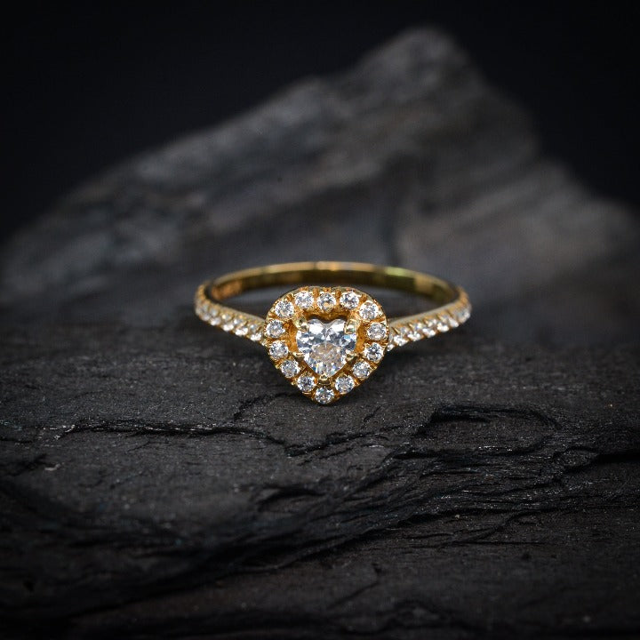 Anillo de compromiso con diamante natural de .30ct con certificación GIA y 34 diamantes laterales elaborado en oro amarillo de 14 kilates
