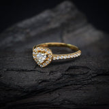 Anillo de compromiso con diamante natural de .30ct con certificación GIA y 34 diamantes laterales elaborado en oro amarillo de 14 kilates