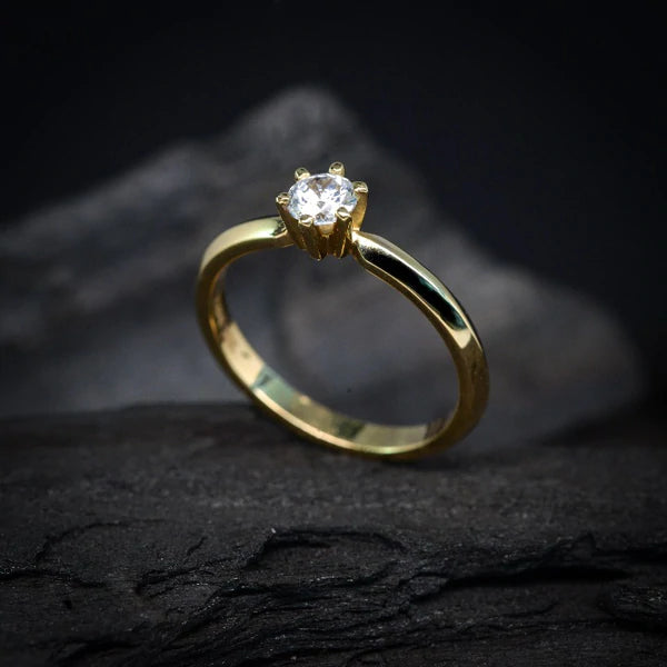 Anillo de compromiso con diamante natural central de .20ct realizado en oro amarillo 18 kilates