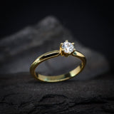 Anillo de compromiso con diamante natural de .30ct con certificación GIA realizado en oro amarillo de 21 kilates