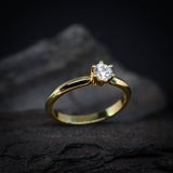Anillo de compromiso con diamante natural de .30ct con certificación GIA realizado en oro amarillo de 14 kilates