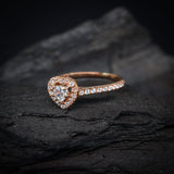Anillo de compromiso con diamante natural de .30ct con certificación GIA y 34 diamantes laterales elaborado en oro rosa de 14 kilates