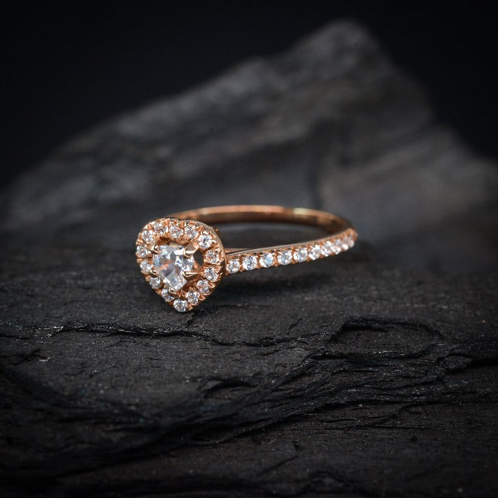 Anillo de compromiso con diamante natural de .30ct con certificación GIA y 34 diamantes laterales elaborado en oro rosa de 14 kilates