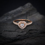 Anillo de compromiso con diamante natural de .30ct con certificación GIA y 34 diamantes laterales elaborado en oro rosa de 14 kilates