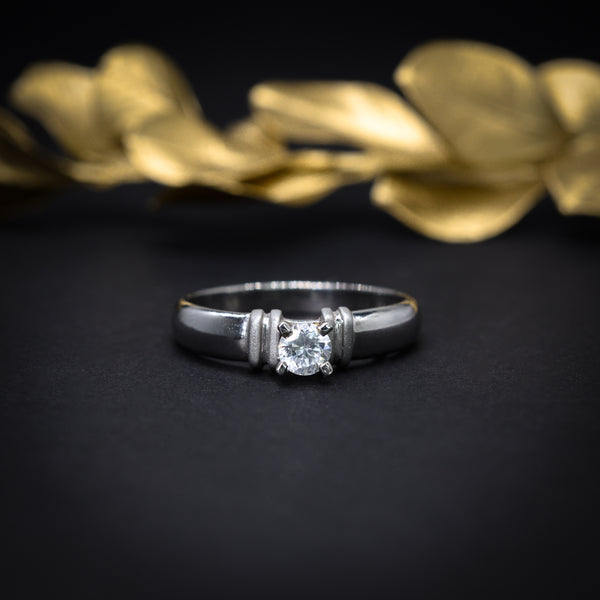 Anillo de compromiso con moissanita de .20ct realizado en oro blanco de 14 kilates