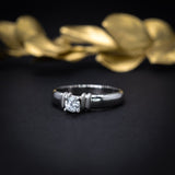 Anillo de compromiso con cristal realizado en oro blanco de 14 kilates