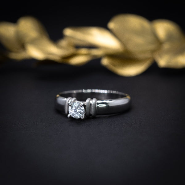 Anillo de compromiso con cristal realizado en oro blanco de 14 kilates