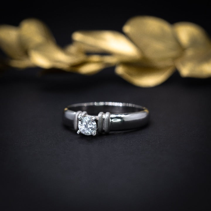 Anillo de compromiso con cristal realizado en oro blanco de 14 kilates