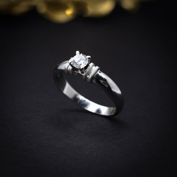 Anillo de compromiso con diamante natural .20ct elaborado en oro blanco de 14 kilates
