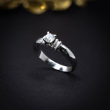 Anillo de compromiso con cristal realizado en oro blanco de 14 kilates