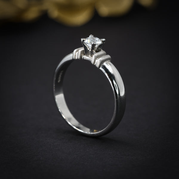 Anillo de compromiso con moissanita de .20ct realizado en oro blanco de 14 kilates