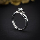 Anillo de compromiso con cristal realizado en oro blanco de 14 kilates