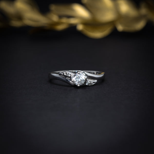 Anillo de compromiso con diamante natural de .20ct y 2 diamantes laterales elaborado en oro blanco de 14 kilates