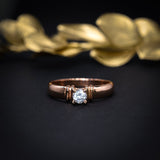 Anillo de compromiso con cristal realizado en oro rosa de 14 kilates