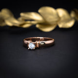 Anillo de compromiso con moissanita de .20ct realizado en oro rosa de 14 kilates