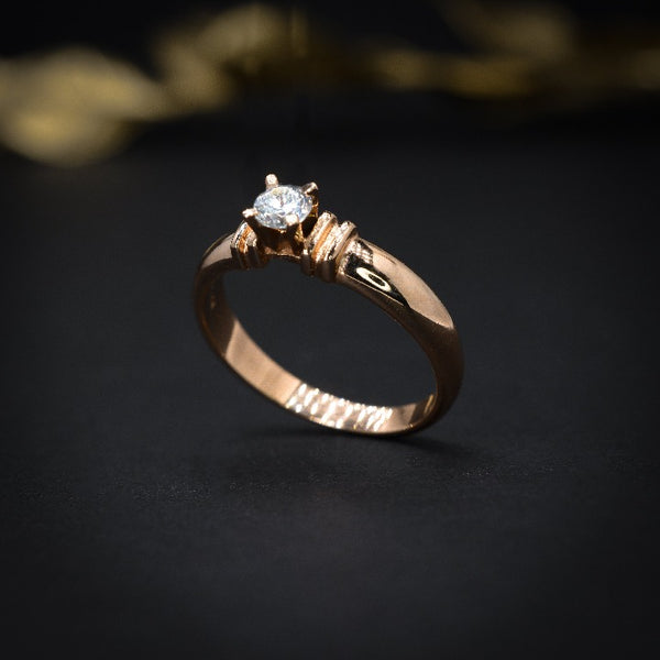 Anillo de compromiso con moissanita de .20ct realizado en oro rosa de 14 kilates