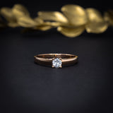 Anillo de compromiso con diamante natural de .15ct en oro rosa de 18 kilates
