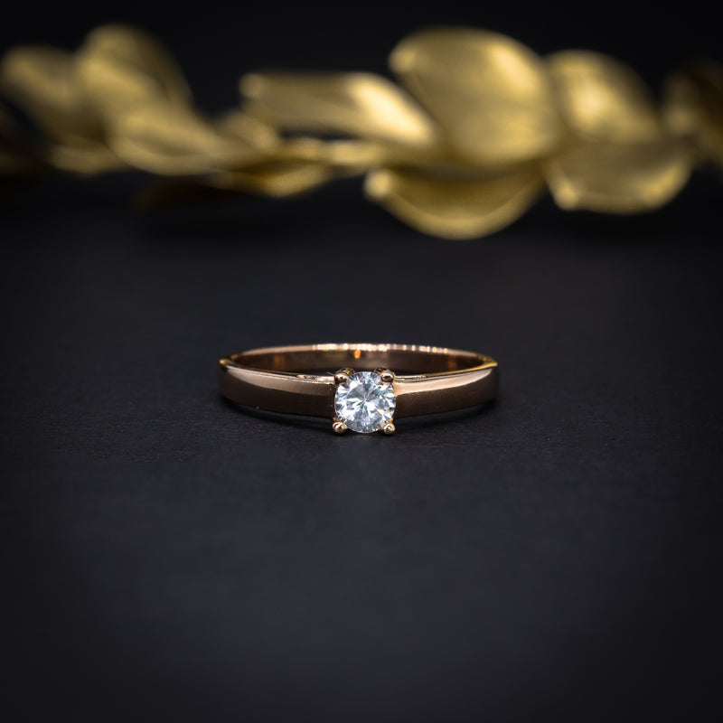 Anillo de compromiso con diamante natural de .15ct en oro rosa de 14 kilates