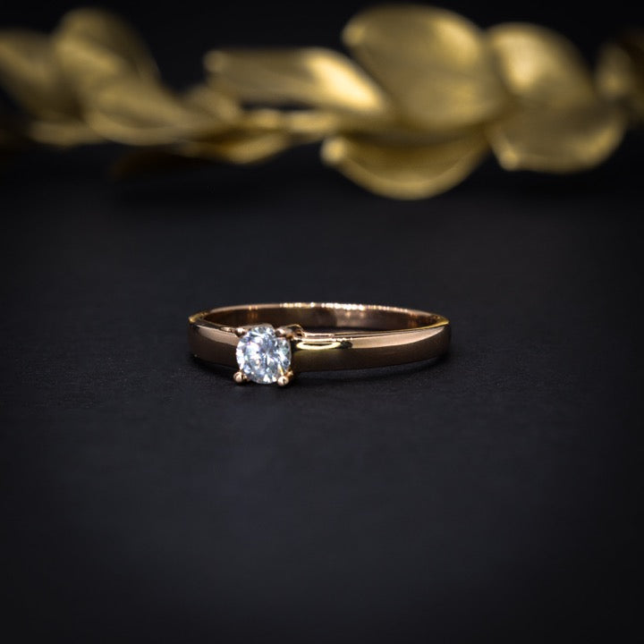 Anillo de compromiso con diamante natural de .15ct en oro rosa de 18 kilates