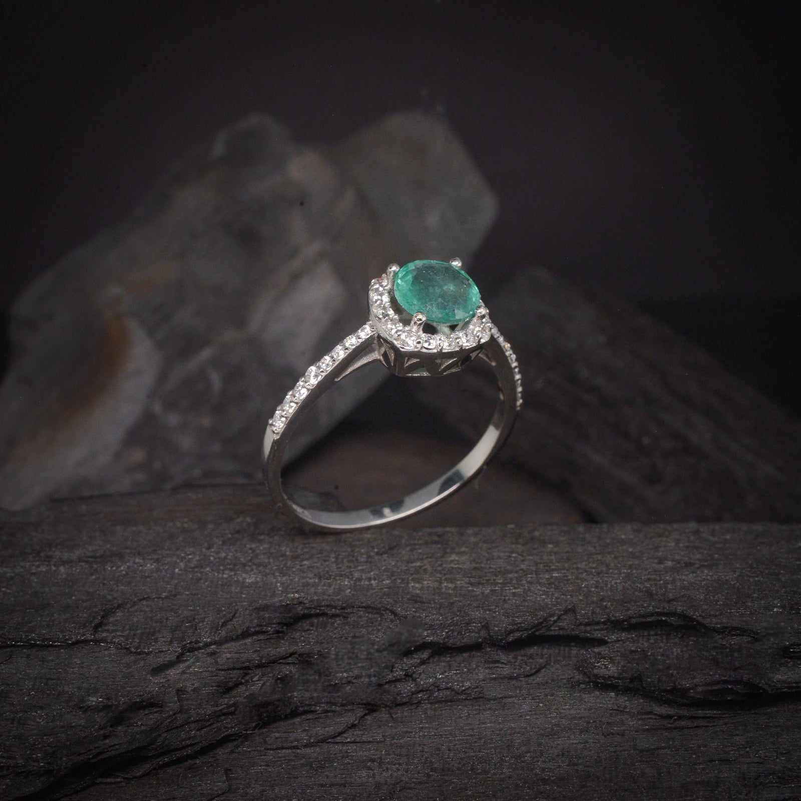 Anillo de compromiso con esmeralda natural de corte