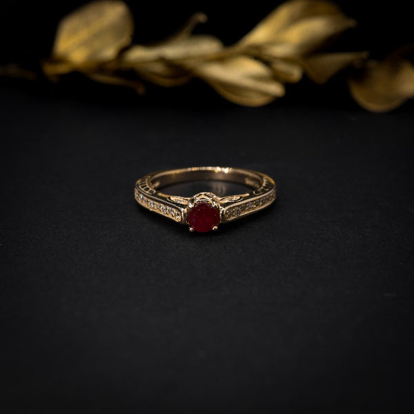 Anillo de compromiso con rubí natural y 24 diamantes laterales elaborado en oro amarillo de 14 kilates