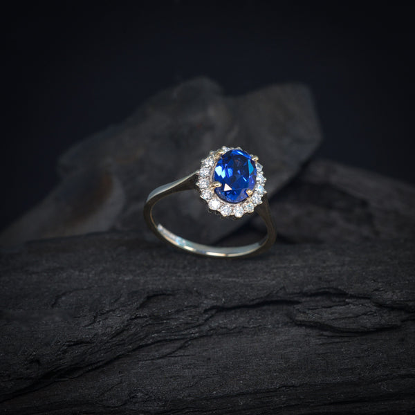 Anillo de compromiso con zafiro natural y 16 diamantes laterales elaborado en oro blanco de 14 kilates