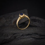 Anillo de compromiso con zafiro natural y 32 diamantes naturales laterales elaborado en oro amarillo de 14 kilates