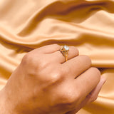 Anillo de compromiso con moissanita de 1.0ct con certificado GRA y cristales laterales realizado en oro amarillo de 14 kilates