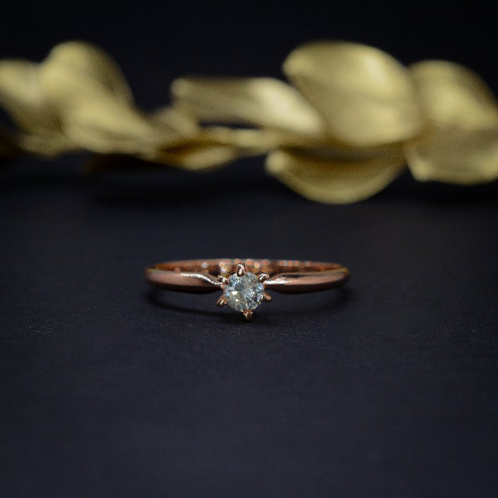 Anillo de compromiso con diamante natural .20ct elaborado en oro rosa de 14 kilates