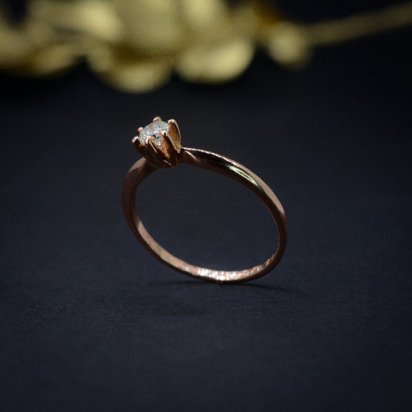 Anillo de compromiso con diamante natural .20ct elaborado en oro rosa de 14 kilates