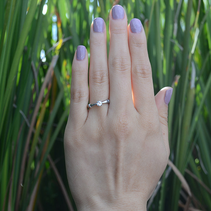 Anillo de compromiso con moissanita de .20ct  elaborado en oro blanco de 14 kilates