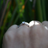 Anillo de compromiso con moissanita de .20ct  elaborado en oro blanco de 14 kilates