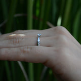 Anillo de compromiso con moissanita de .20ct  elaborado en oro blanco de 14 kilates