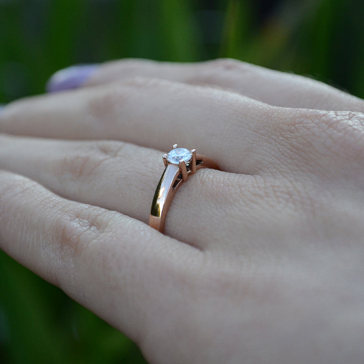 Anillo de compromiso con diamante natural de .40ct con certificación GIA elaborado en oro rosa de 14 kilates