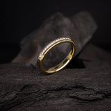 Par de argollas de matrimonio confort sólidas de 3mm con incrustación de cristales elaboradas en oro de 18 kilates