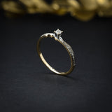 Anillo de compromiso con diamante natural de .05ct y 10 diamantes laterales elaborado en oro amarillo 14 kilates