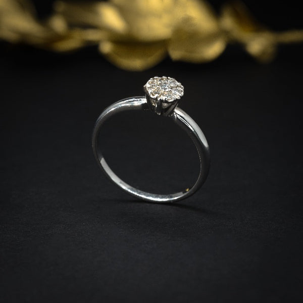 Anillo de compromiso con diamantes naturales .20ct elaborado en oro blanco de 14 kilates